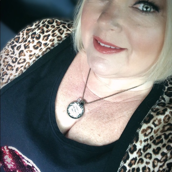 Meet your Posher, Becci - Picture 2 of 3